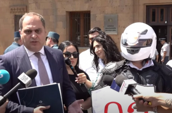 Адвокаты провели акцию протеста перед зданием МВД Армении (видео)